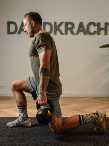 Personal trainer Pim doet de kettlebell oefeningen voor