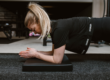 Vrouw doet krachttraining voor thuis