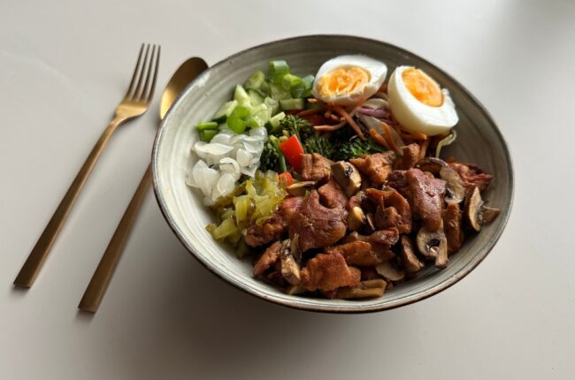 Broccolirijst bowl met ketjap kip & bimi